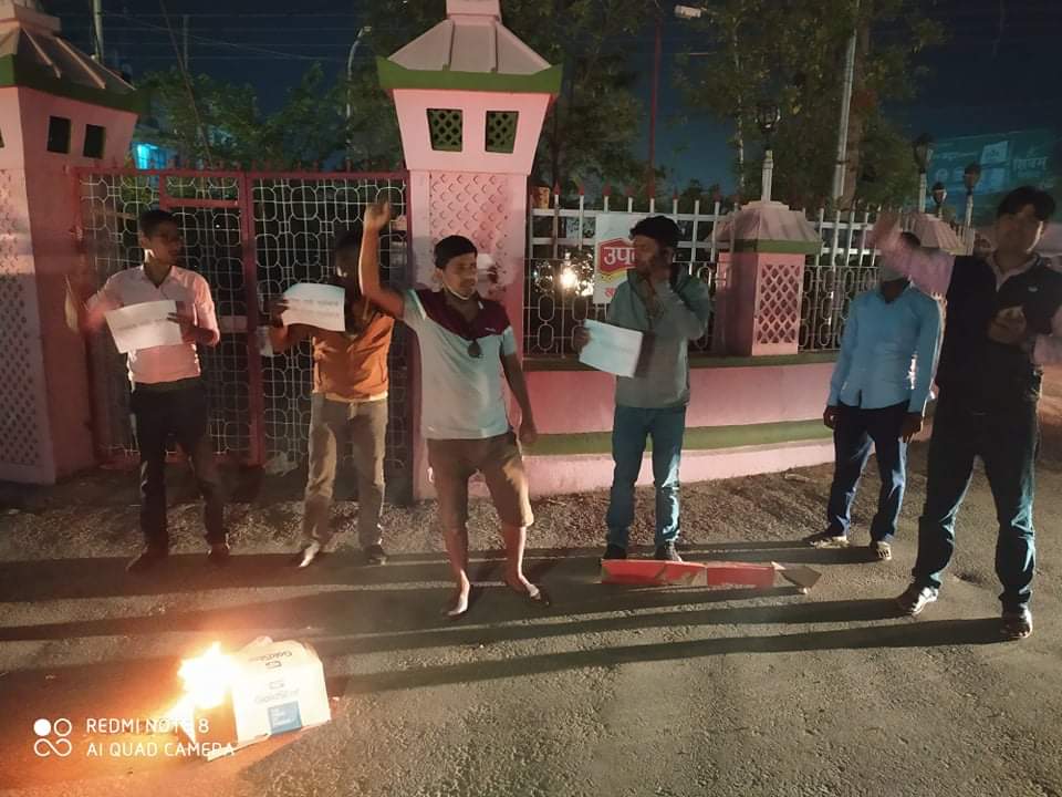 सिरहाको लहानमा स्थानीय युवाहरुद्धारा डा. सिके राउतको पुतलादहन 