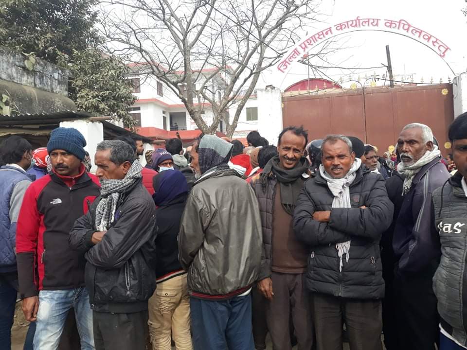 १२ करोड हिनामीना सहकारीबचातकर्ताहरुले प्रशासन घेराऊ गरे