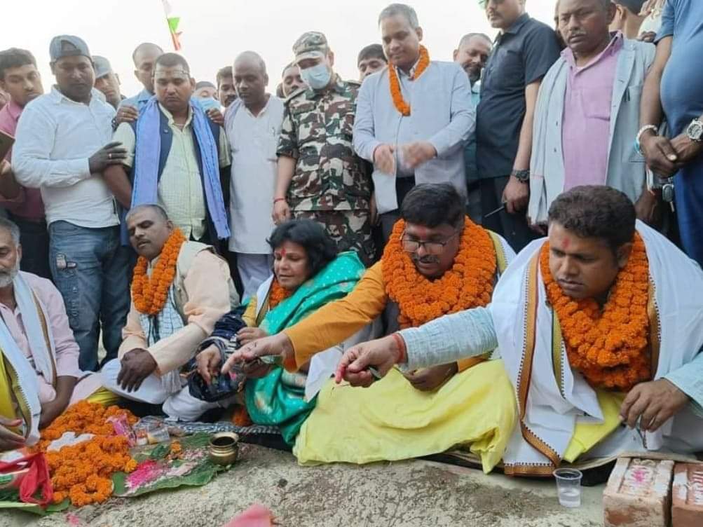 मन्त्री रेणु यादव र सांसद राजकिशोर यादवले संयुक्त रुपमा गरे सडकको शिलान्यास