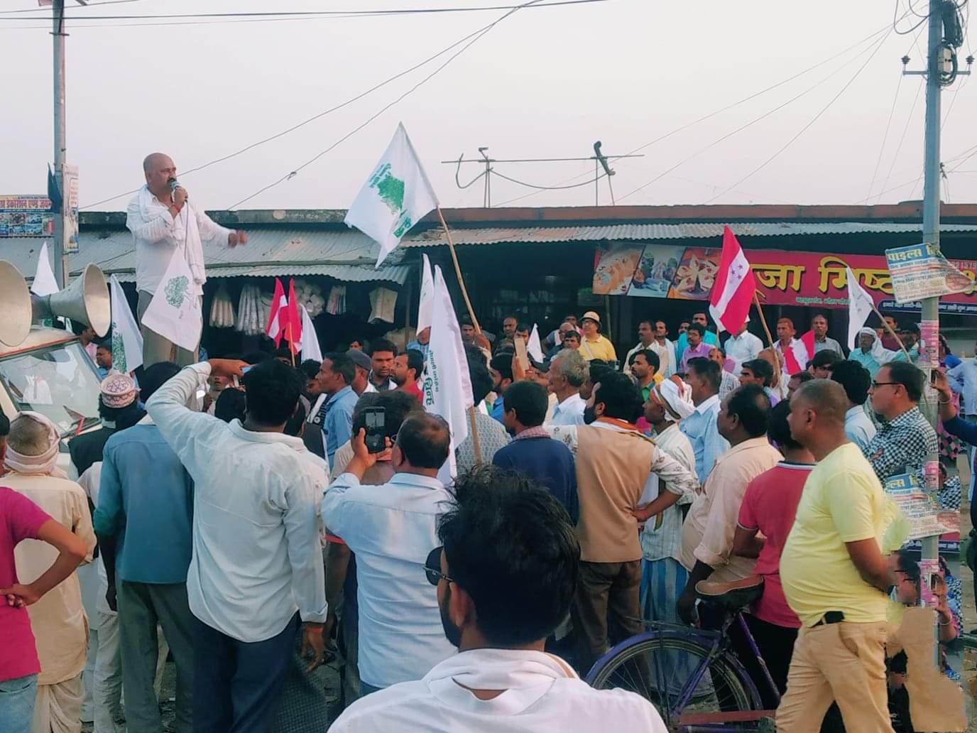 बहुसंख्यक समर्थकका साथ मेयर उमेदवार रजत शाहको बहादुरगंजमा घर दैलो 