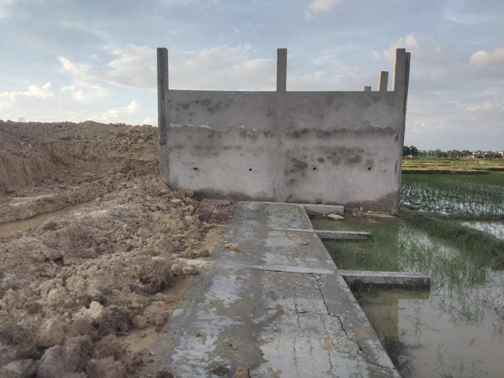 नगरपालिकाको इन्जिनियारिङ्गको लपरवाहीले निर्माण गरिएको पर्खाल भत्कियो ।