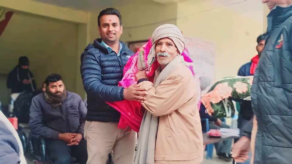 सम्मरीमाँई गाउँपालिका वाड नं ३ को वडा अध्यक्ष अदहम अलि देवान द्वारा कम्बल बितरण ।