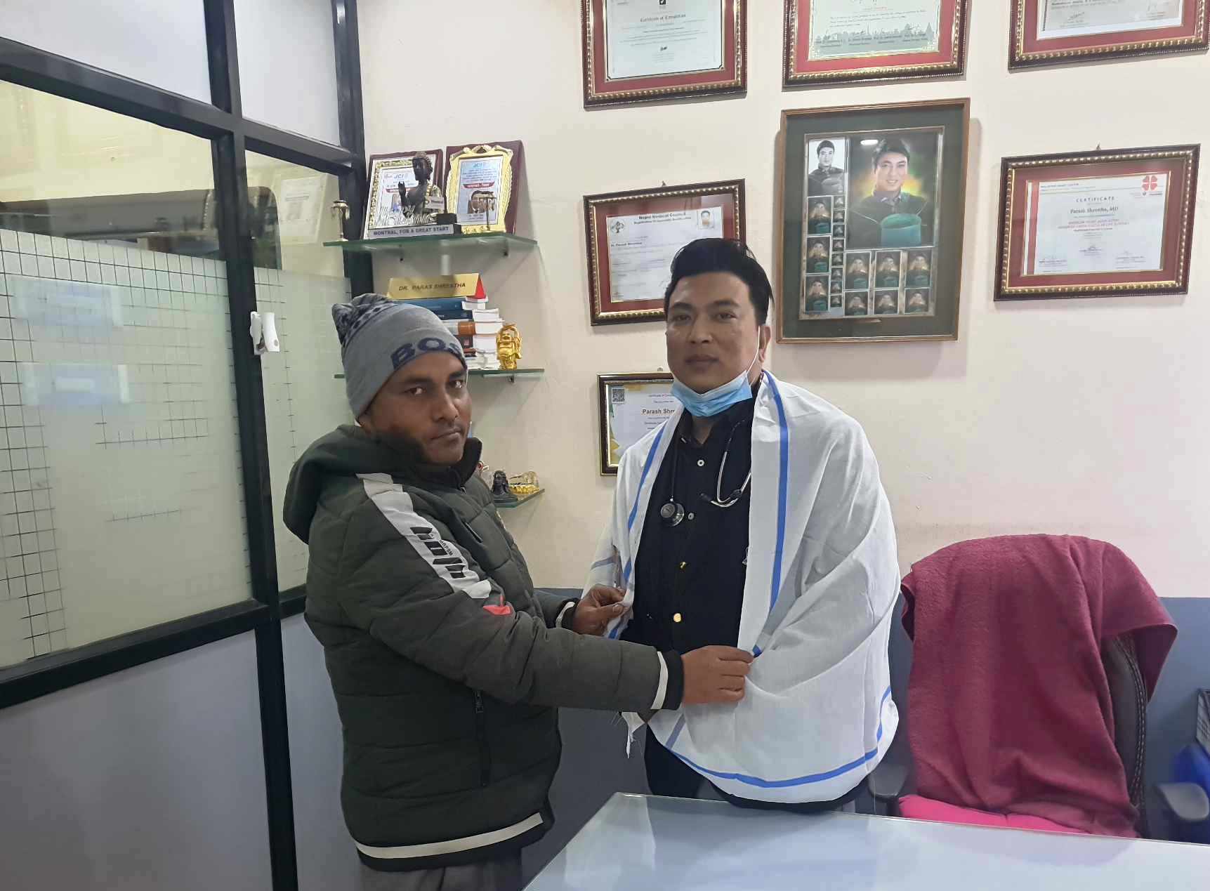 फिजिसियन डा।पारश श्रेष्ठ सम्मानित