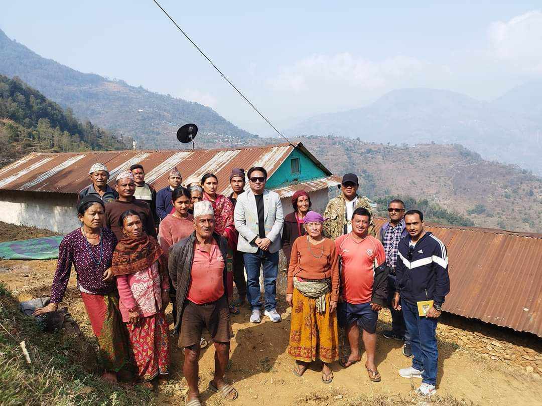 टोलटोलमा पुगेर जनताको समस्या र गुनासो सुन्दै:  विहादी गाउँपालिका अध्यक्ष परविन गुरुङ । 