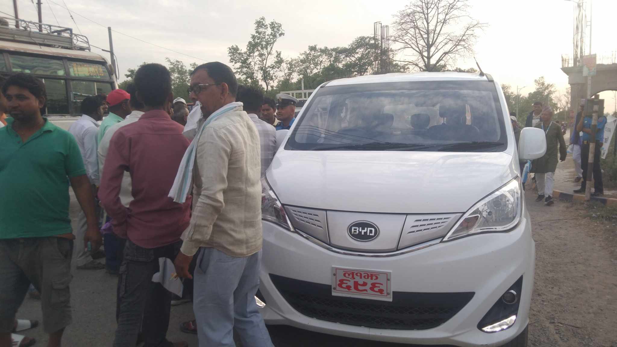 बिकास कोषको गाडी दुरुपयोग भएकाे पाइएपछि स्थानीयले नियन्त्रणमा लिएर प्रहरीकाे जिम्मा लगाए