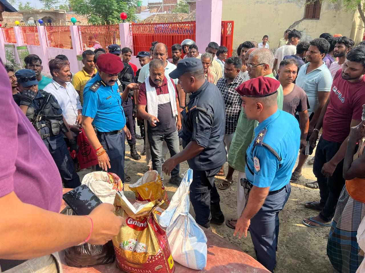 प्रहरी उपरीक्षक ढुंगेलद्वारा अलौका ८ जना आगलागीपीडित लाई राहत वितरण