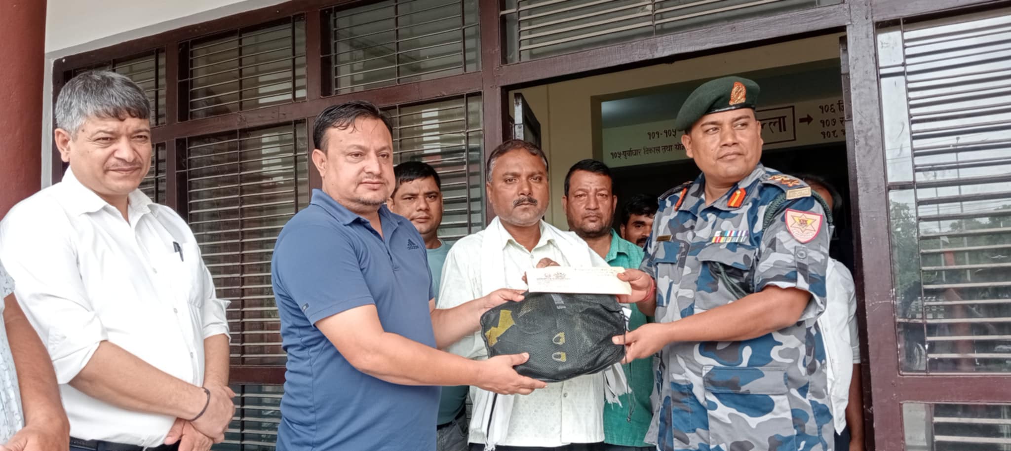 सशस्त्र प्रहरीलाई कपिलबस्तु नगरपालिकाद्धारा बिपद सामग्री हस्तान्तरण